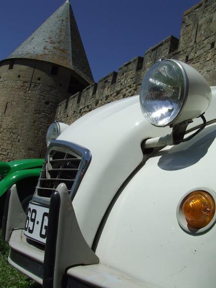 Les 2CV de Vin4 heures tour au pieds de la cité de Carcassonne